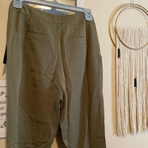 LULUs trousers. The cutest forest green pants. - Picture 3 of 4